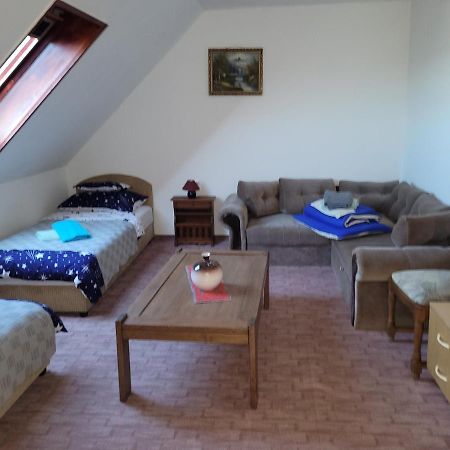 Leganyi Apartmanhaz Eger Buitenkant foto