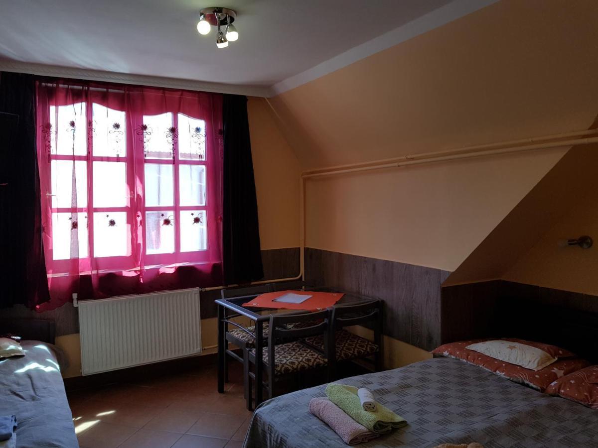 Leganyi Apartmanhaz Eger Buitenkant foto