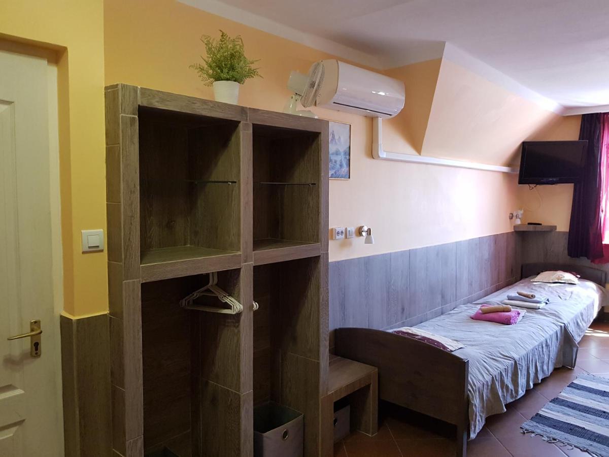 Leganyi Apartmanhaz Eger Buitenkant foto