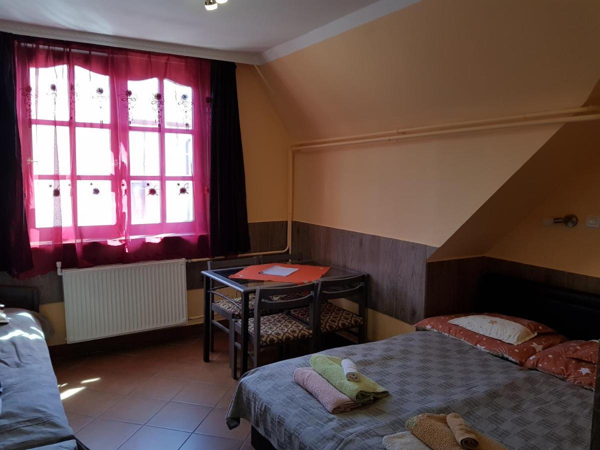 Leganyi Apartmanhaz Eger Buitenkant foto