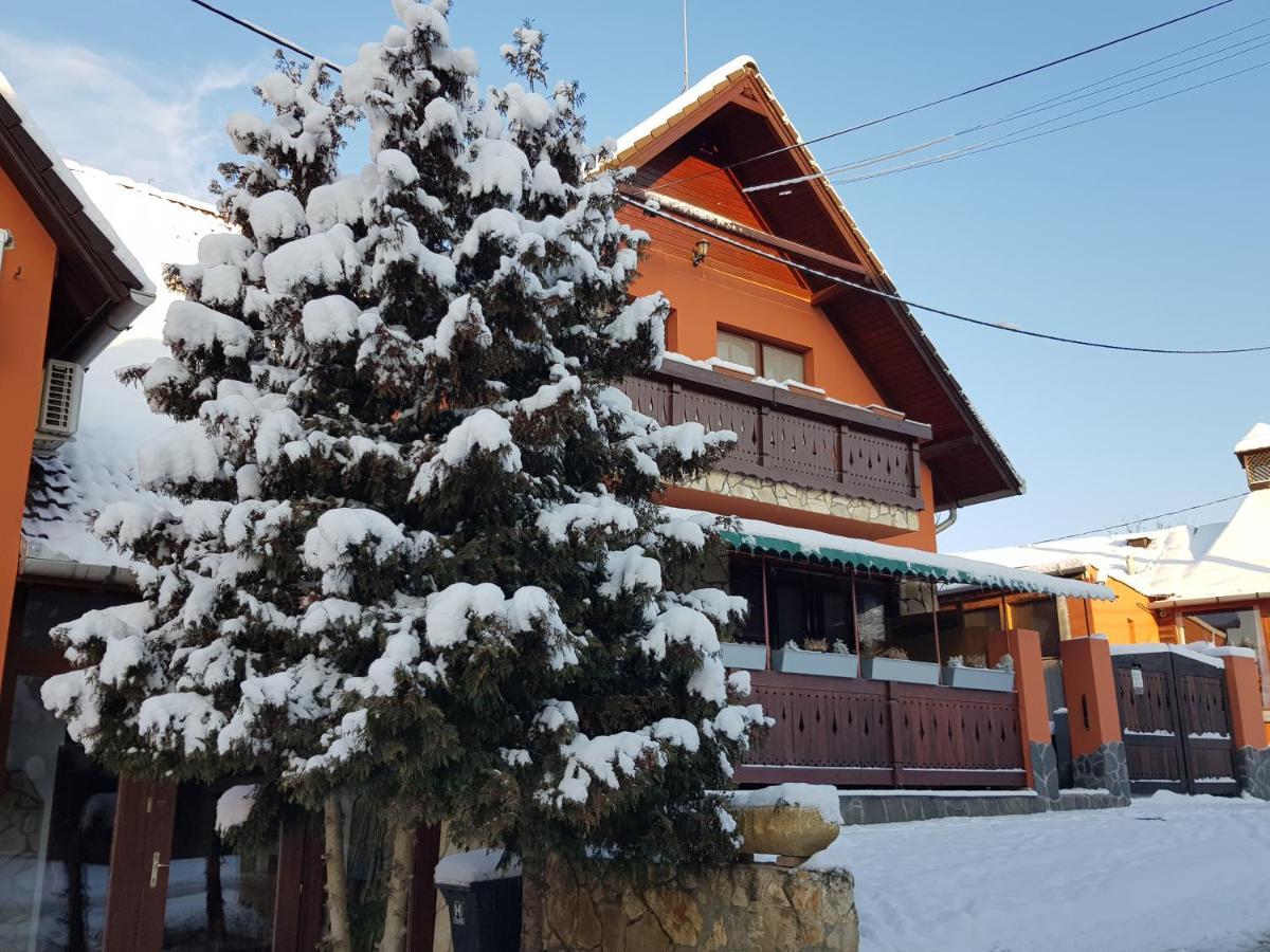 Leganyi Apartmanhaz Eger Buitenkant foto