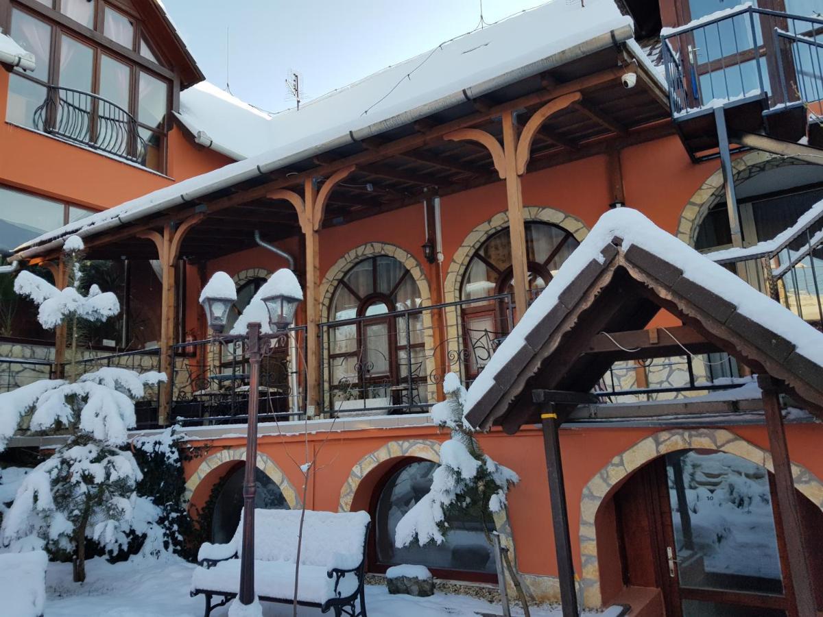 Leganyi Apartmanhaz Eger Buitenkant foto