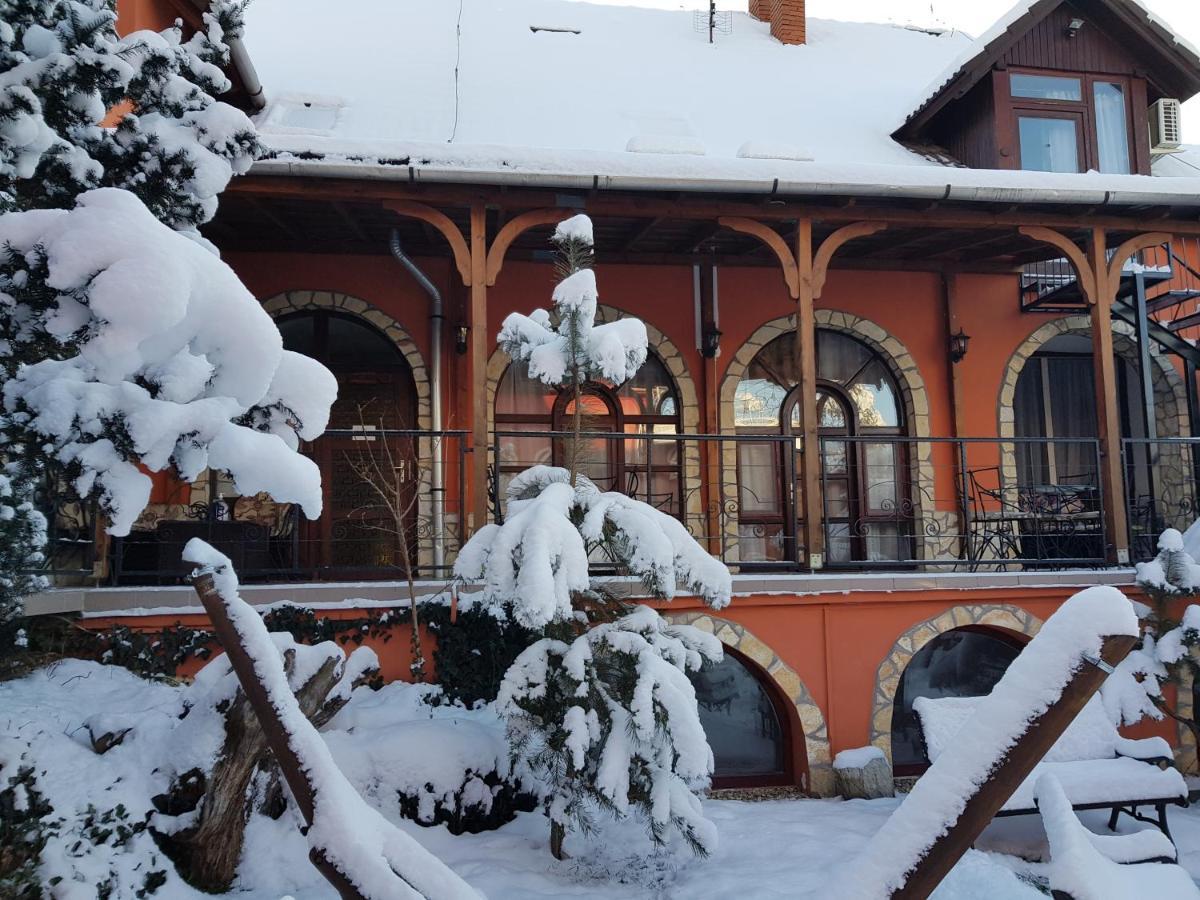 Leganyi Apartmanhaz Eger Buitenkant foto