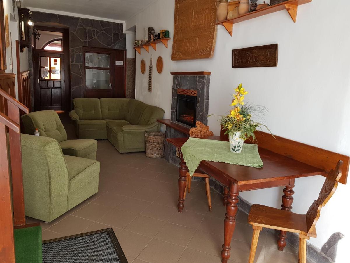Leganyi Apartmanhaz Eger Buitenkant foto