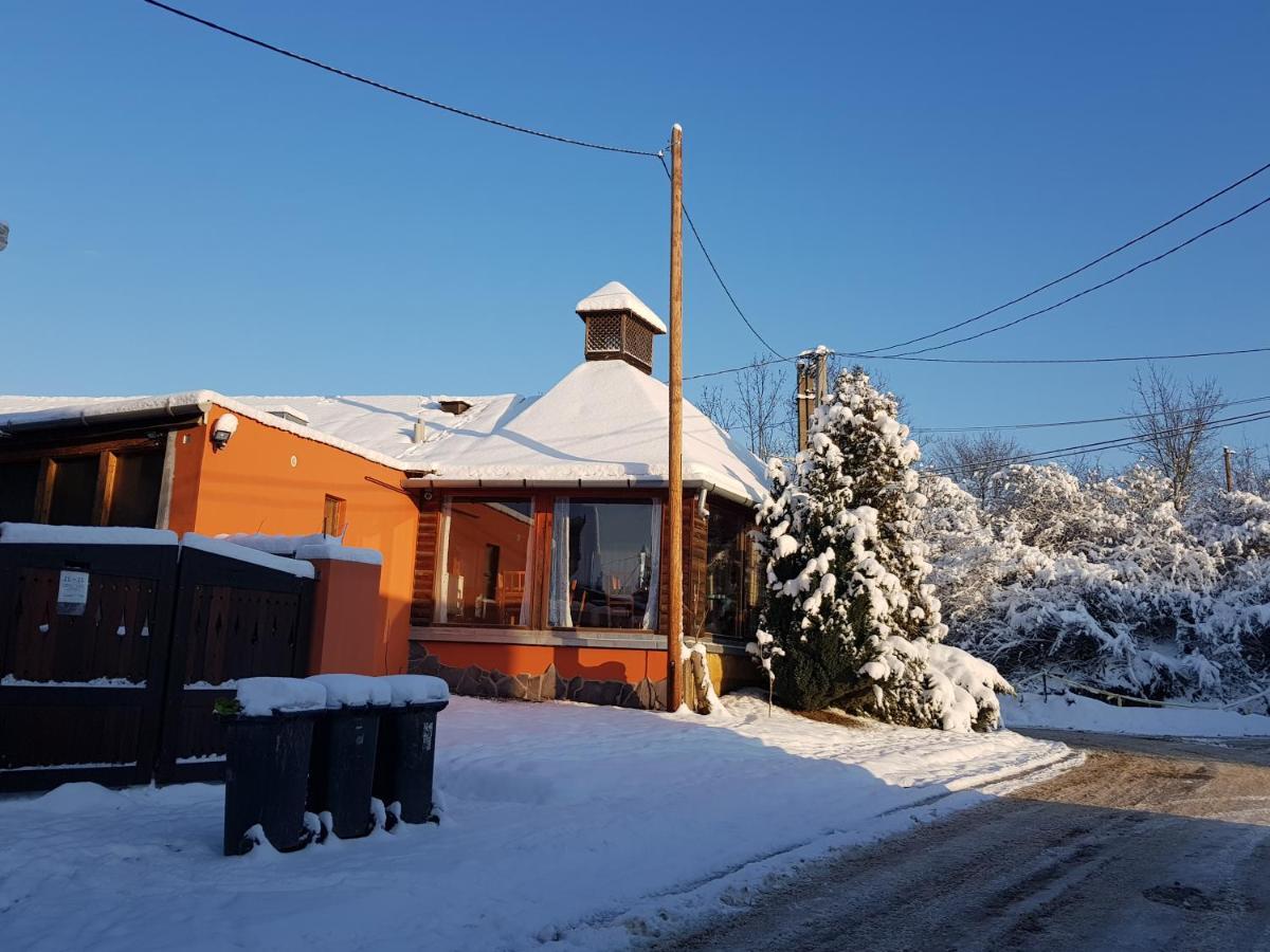 Leganyi Apartmanhaz Eger Buitenkant foto