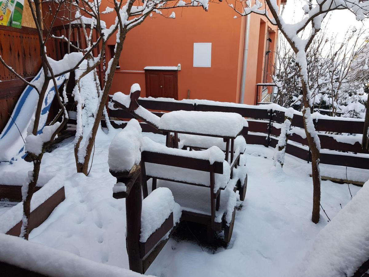 Leganyi Apartmanhaz Eger Buitenkant foto