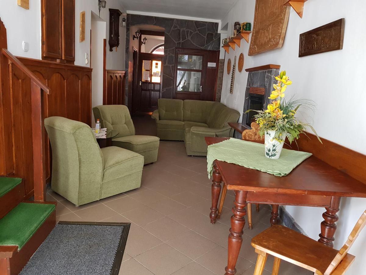 Leganyi Apartmanhaz Eger Buitenkant foto