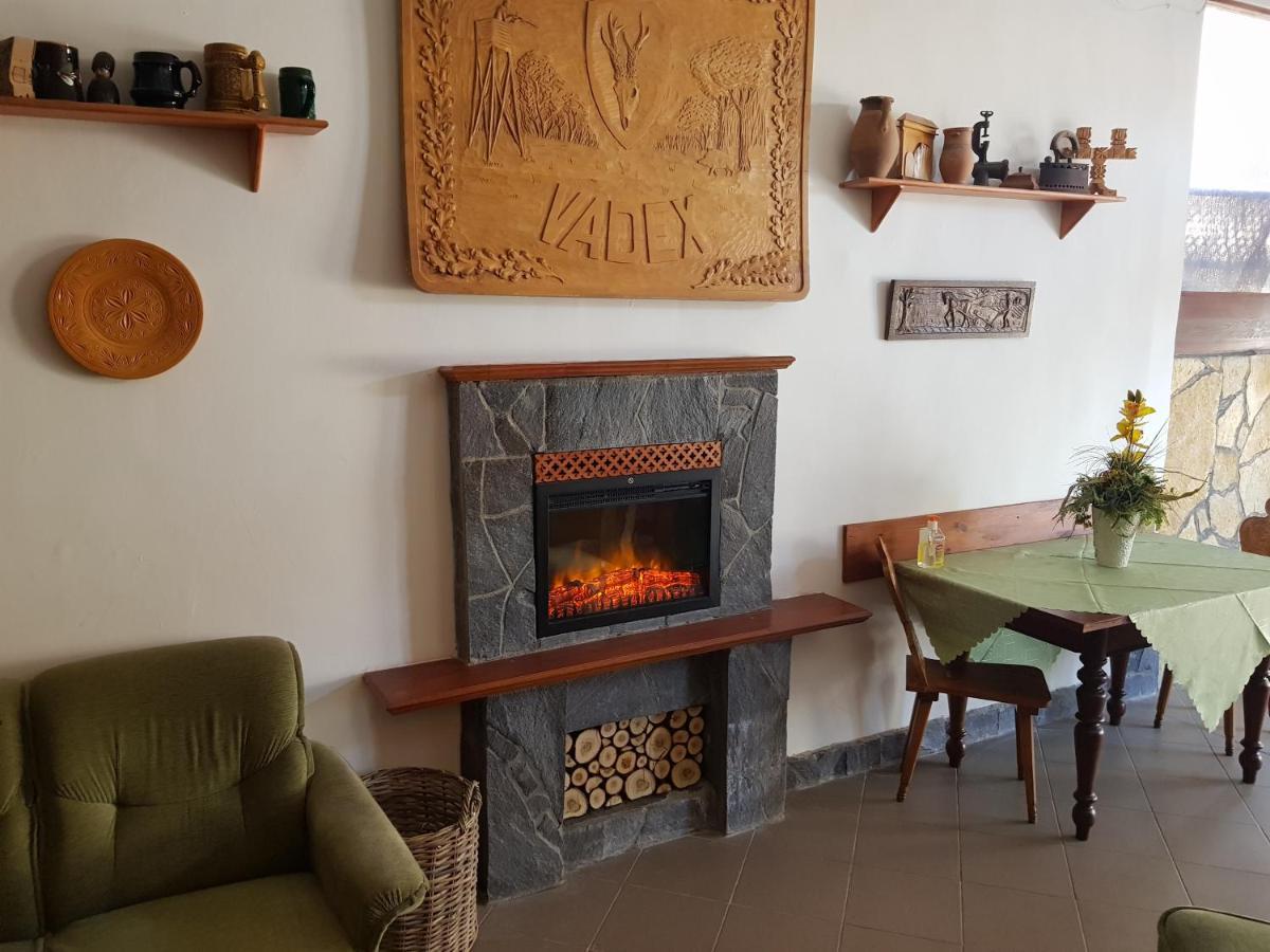 Leganyi Apartmanhaz Eger Buitenkant foto