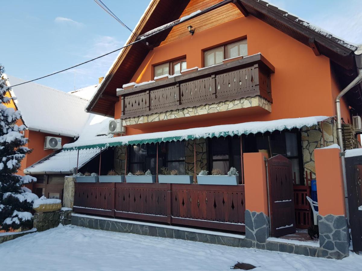 Leganyi Apartmanhaz Eger Buitenkant foto