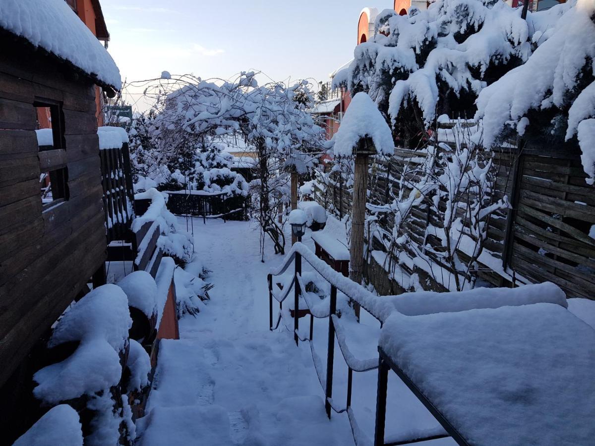 Leganyi Apartmanhaz Eger Buitenkant foto
