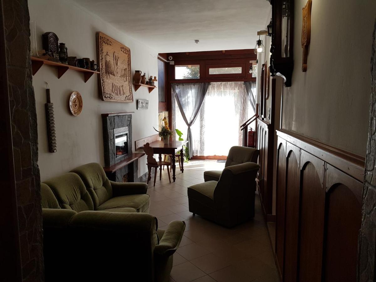 Leganyi Apartmanhaz Eger Buitenkant foto