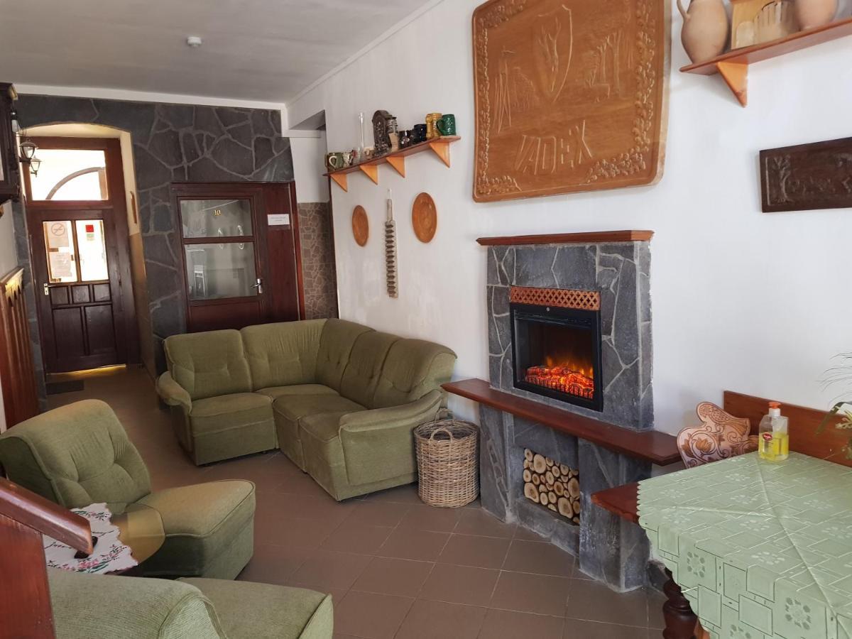 Leganyi Apartmanhaz Eger Buitenkant foto
