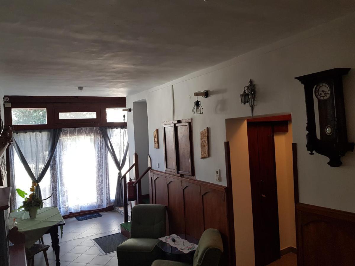 Leganyi Apartmanhaz Eger Buitenkant foto