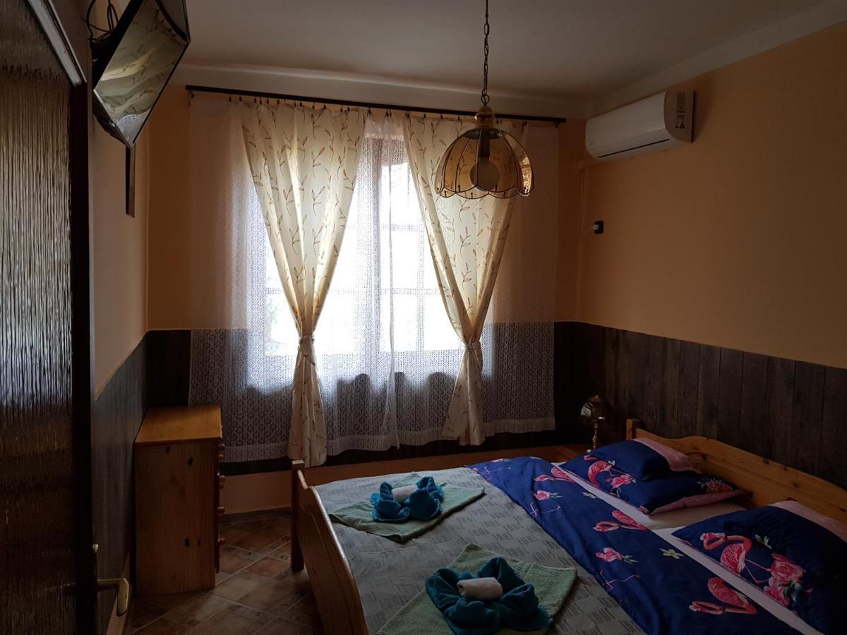 Leganyi Apartmanhaz Eger Buitenkant foto