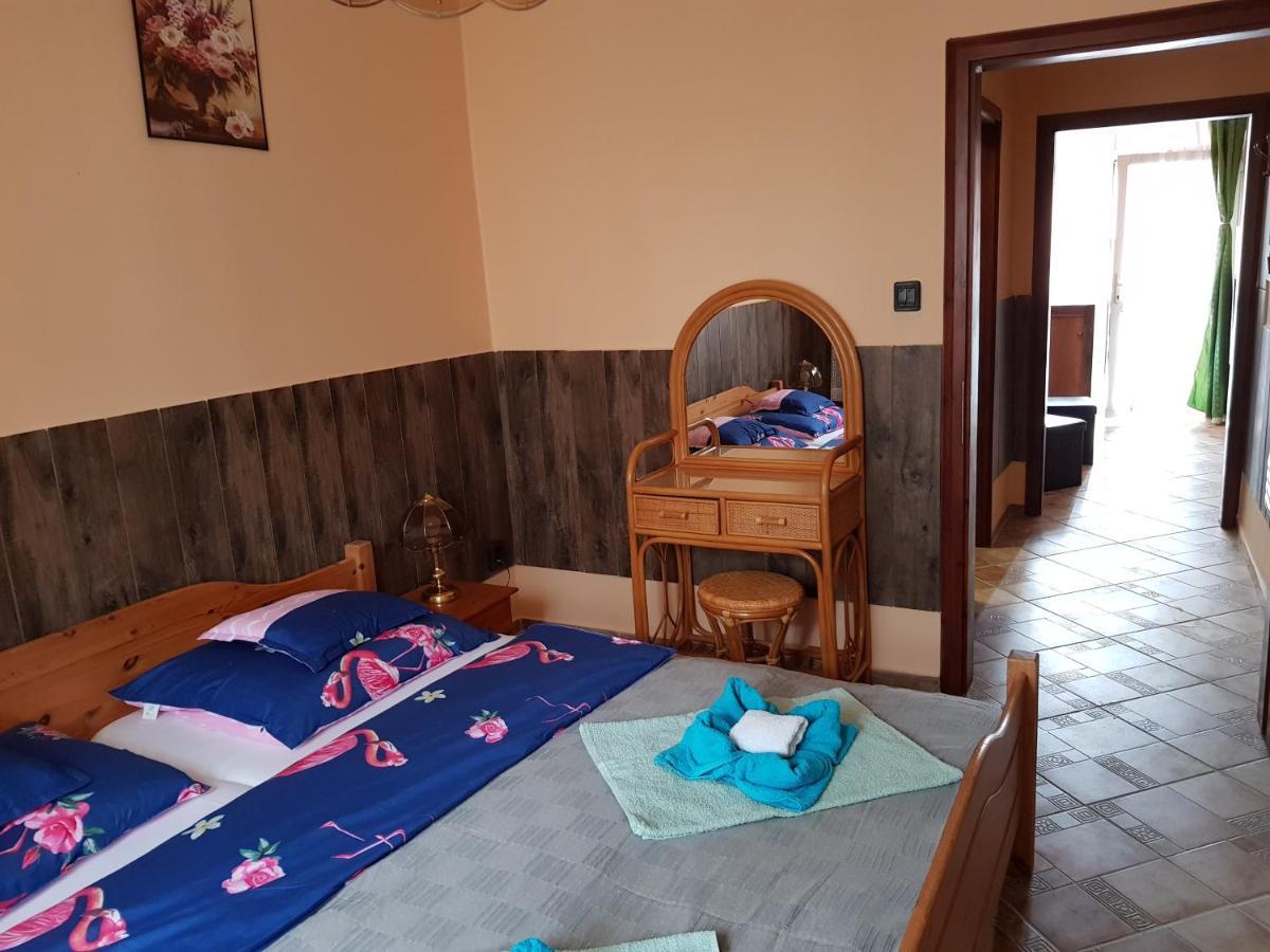 Leganyi Apartmanhaz Eger Buitenkant foto