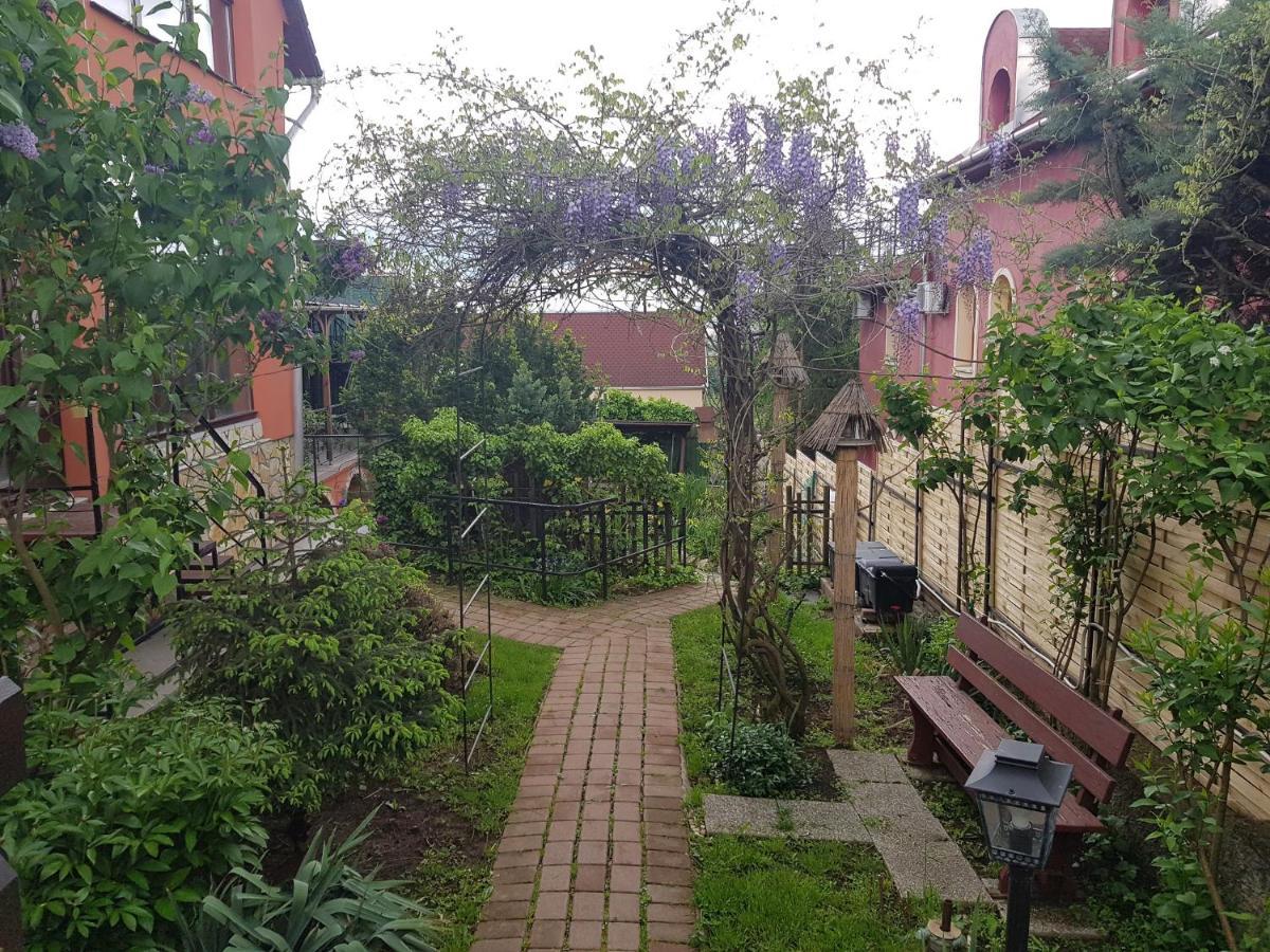 Leganyi Apartmanhaz Eger Buitenkant foto