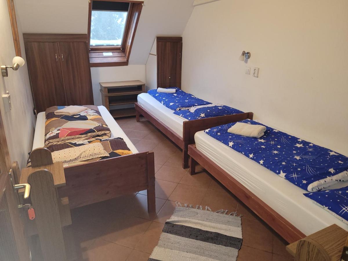 Leganyi Apartmanhaz Eger Buitenkant foto