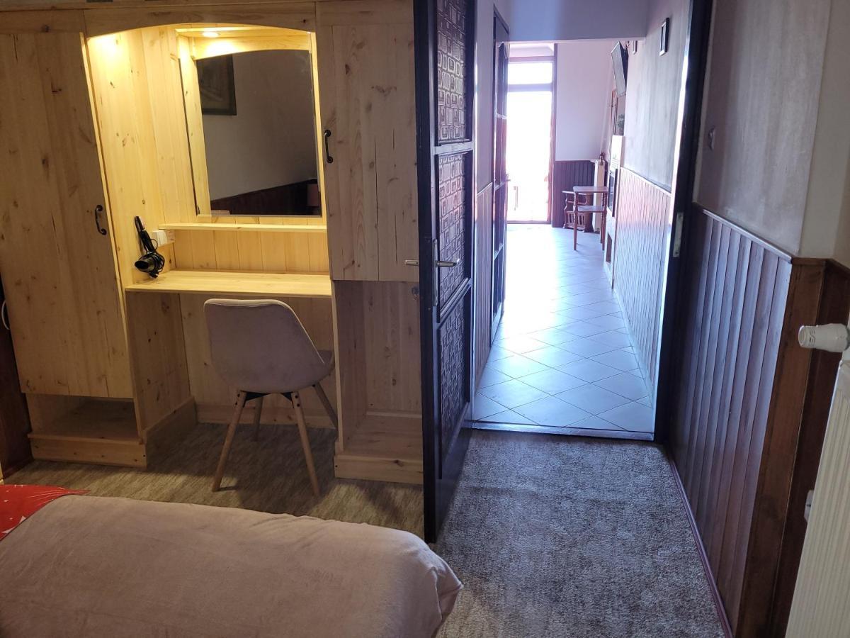 Leganyi Apartmanhaz Eger Buitenkant foto
