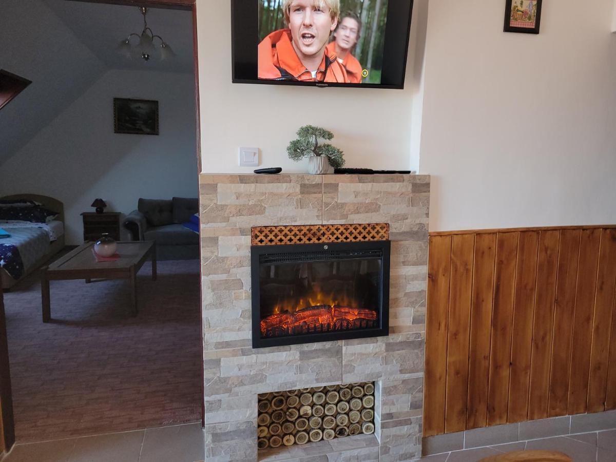 Leganyi Apartmanhaz Eger Buitenkant foto