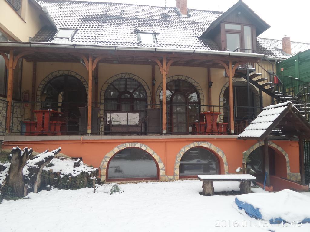 Leganyi Apartmanhaz Eger Buitenkant foto