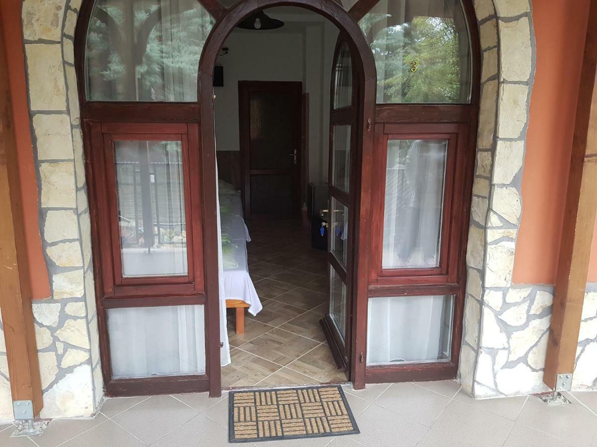 Leganyi Apartmanhaz Eger Buitenkant foto