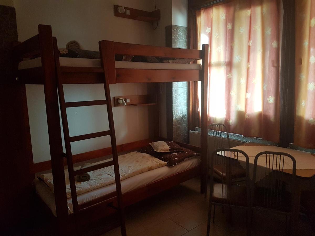 Leganyi Apartmanhaz Eger Buitenkant foto
