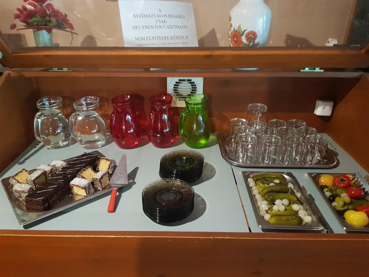 Leganyi Apartmanhaz Eger Buitenkant foto
