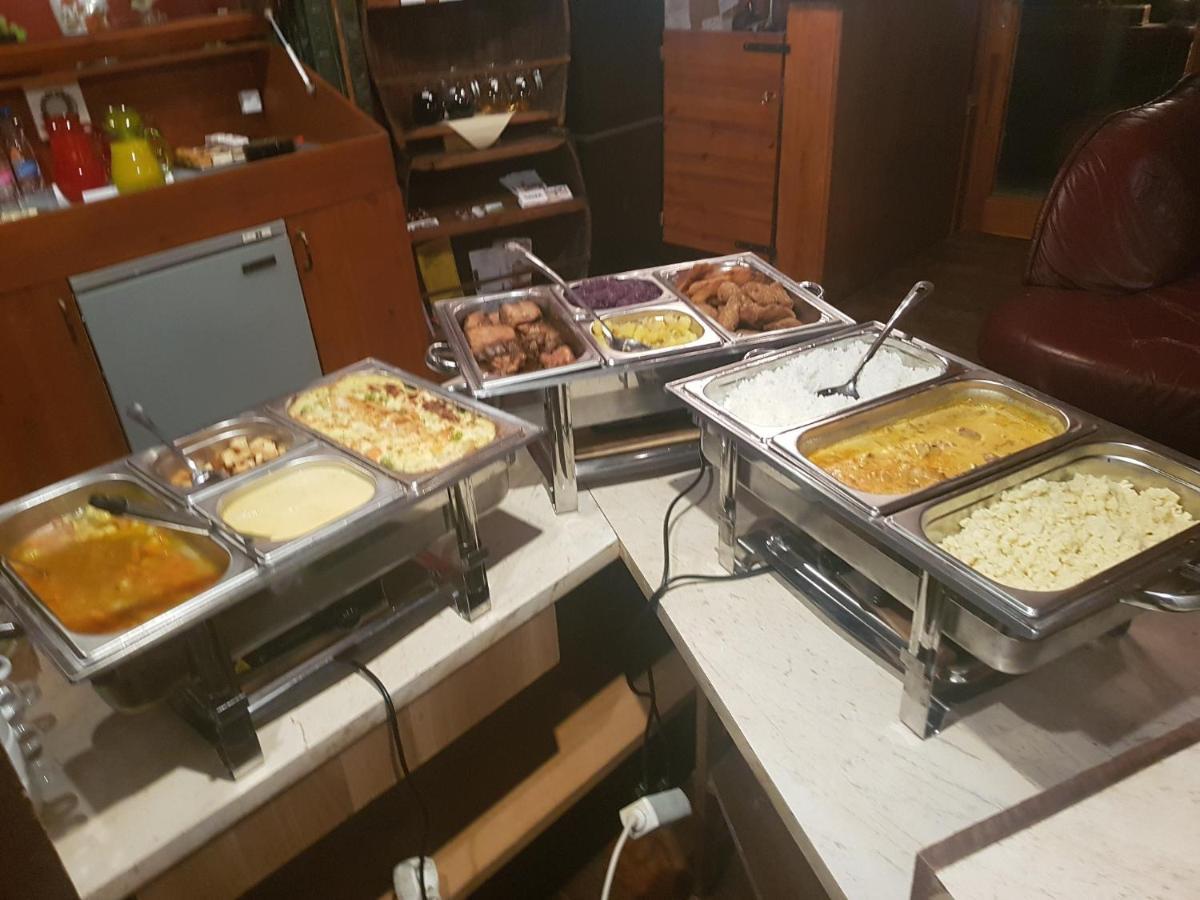 Leganyi Apartmanhaz Eger Buitenkant foto