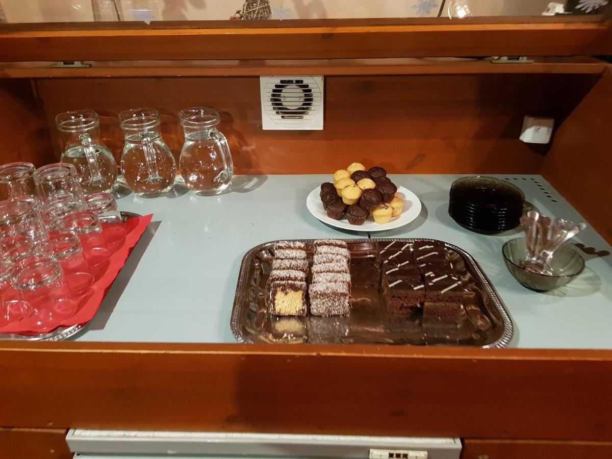 Leganyi Apartmanhaz Eger Buitenkant foto